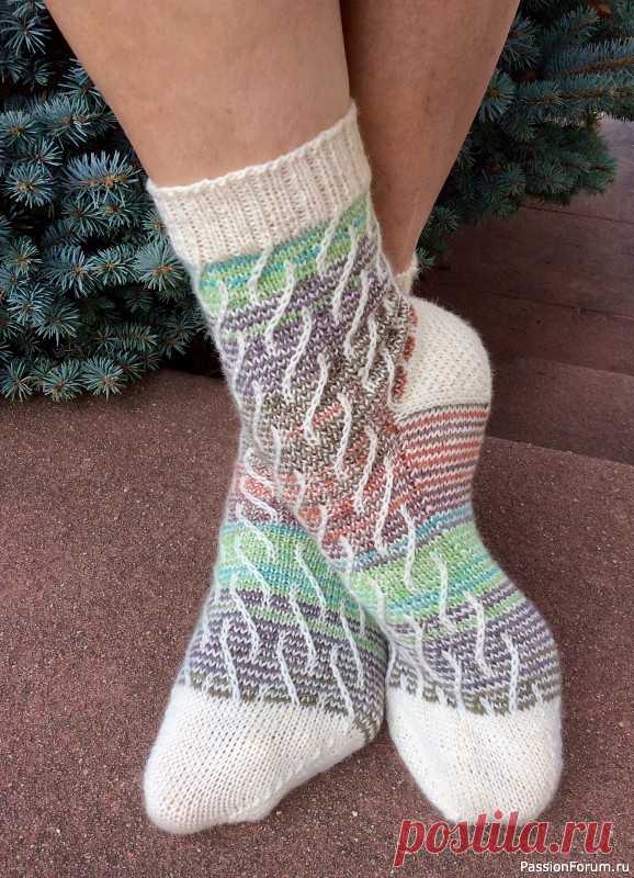 Носки спицами Faux cable Socks | Вязание спицами аксессуаров Еще одни интересные носочки #fauxcablesocksМастер класс на 2х языках -English French в открытом доступе здесь 
https://www.ravelry.com/patterns/library/faux-cables-.. .Это для тех, кто вяжет по схемам. Пока моя первоклашка на каникулах, особо с ней не повяжешь, сделала перевод для...