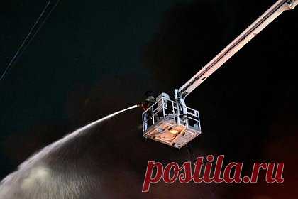 Пожар в многоквартирном доме в Сыктывкаре потушили. В городе Сыктывкаре в Республике Коми потушили крупный пожар в многоквартирном жилом доме. Об этом сообщило МЧС России в Telegram-канале. «Огнеборцы МЧС России полностью ликвидировали пожар», — уточняется в публикации. Пожар в многоэтажке тушили с вечера 10 декабря, информации о пострадавших нет.