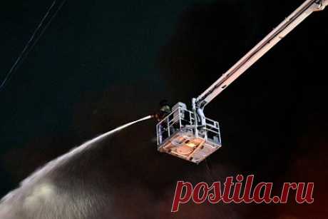 Пожар в многоквартирном доме в Сыктывкаре потушили. В городе Сыктывкаре в Республике Коми потушили крупный пожар в многоквартирном жилом доме. Об этом сообщило МЧС России в Telegram-канале. «Огнеборцы МЧС России полностью ликвидировали пожар», — уточняется в публикации. Пожар в многоэтажке тушили с вечера 10 декабря, информации о пострадавших нет.