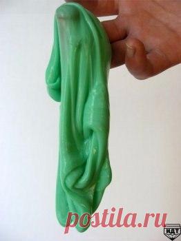 Как сделать лизуна самому? Для его приготовления нам понадобится: ✔ Карбонат натрия(можно легко купить в любой аптеке) ✔ Клей ПВА ✔ Краска(если вы конечно не хотите, чтоб ваш лизунчик был белого цвета) ✔ Любая палочка Способ приготовления: ✔ Выливаем клей ПВА в стакан или кружку. ✔ Берём "Карбонат натрия" и льём 2 капли на клей. ✔ Берём палочку и всё размешиваем. ✔ Добавляем краску и всё смешиваем!