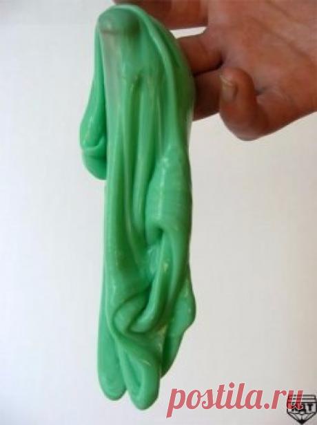 Как сделать лизуна самому? Для его приготовления нам понадобится: ✔ Карбонат натрия(можно легко купить в любой аптеке) ✔ Клей ПВА ✔ Краска(если вы конечно не хотите, чтоб ваш лизунчик был белого цвета) ✔ Любая палочка Способ приготовления: ✔ Выливаем клей ПВА в стакан или кружку. ✔ Берём &quot;Карбонат натрия&quot; и льём 2 капли на клей. ✔ Берём палочку и всё размешиваем. ✔ Добавляем краску и всё смешиваем!