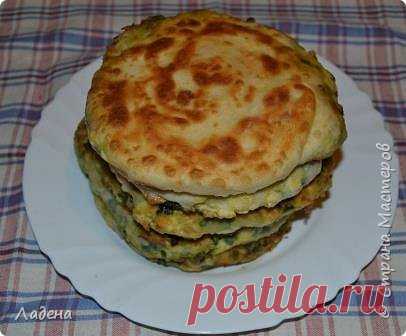 Простые лепёшки с зелёным луком и яйцом.