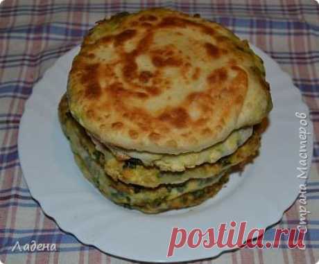 Простые лепёшки с зелёным луком и яйцом.