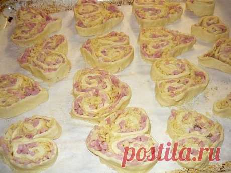 ПЕЧЕНЬЕ ДЛЯ МИЛОГО

Всегда мечтала о печенье с мясом...))) И вот, наконец-то, я воплотила свою мечту.

Достойная замена чипсов как для взрослых, так и для детей. Эти хрустящие и сытные печеньки можно подавать как к чаю, так и к пивку ;).
И процесс приготовления очень прост.

Итак, нам потребуется:
Масло или маргарин - 250г
мука - 250 г
вода - 1\2 стакана
соль - 1\4 ч.л.
сахар - 1 чл. без верха
сыр твердый - 300г
ветчина - 200 г

Готовим ленивое слоеное тесто. Ленивее тесто...