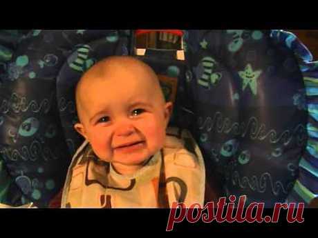 Видеоматериал. Малыш, слушая, как мамочка поет, очень переживает, прям, до слез.