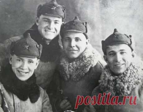 Приближая Победу: подвиг 13-й заставы Владимир-Волынского погранотряда Лейтенант А. В. Лопатин (второй справа) с бойцами 13-й погранзаставы15 февраля 1915 года в селе Дюково Ивановской области родился мальчик Алёша Лопатин.