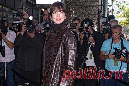 Энн Хэтэуэй повторила наряд 16-летней давности из фильма «Дьявол носит Prada». Американская актриса Энн Хэтэуэй повторила наряд 16-летней давности из фильма «Дьявол носит Prada». Знаменитость посетила показ Michael Kors с собранными в хвост волосами в крокодиловом пальто и черной водолазке. Пользователи сети обратили внимание на сходство наряда артистки с внешним видом ее героини Энди из картины.