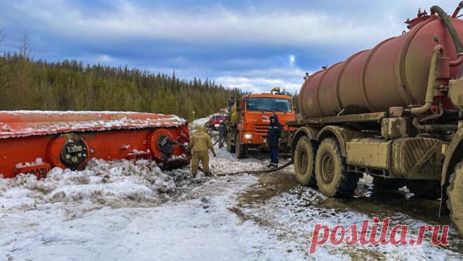 Два бензовоза столкнулись на трассе "Мирный – Ленск". В Якутии в результате ДТП перевернулся бензовоз. Об этом сообщает пресс-служба МЧС по региону. Инцидент произошел на четвертом километре автодороги "Мирный – Ленск". Два автомобиля с цистернами столкнулись на дороге, в ...