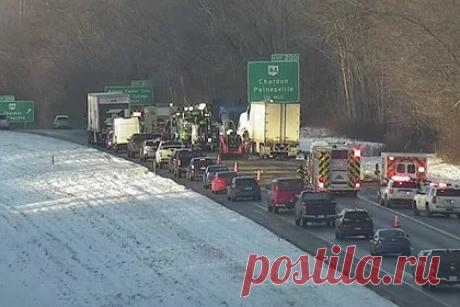 Трасса в США покрылась шоколадом и карамелью. В четверг, 30 ноября, в штате Огайо перекрыли часть скоростного шоссе после столкновения двух грузовиков. В результате аварии дорога покрылась сотнями коробок с шоколадом. Инцидент произошел около шести утра, при этом шоколада оказалось столько, что властям пришлось пустить движение по альтернативному маршруту.