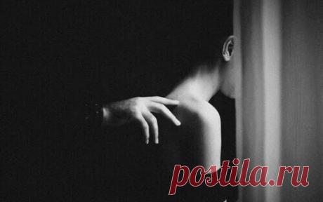 Как он с тобой обращается, то он к тебе и чувствует. И точка.