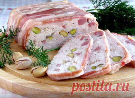 Куринная запеканка (Террин) с ветчиной и фисташками Готовила на Рождество - Вкусно с Любовью - медиаплатформа МирТесен Нежный куриный террин с фисташками, пропитанный ароматом бекона. Можно подать как холодную закуску или утром положить на бутерброд.))) Основныекуриное филе -500 г ; ветчина -100 г ; фисташки -1 горсть; бекон -200 г;сливки 20% -5 ст. л. ;масло сливочное -1 ст. л.; мускатный орех по вкусу;соль