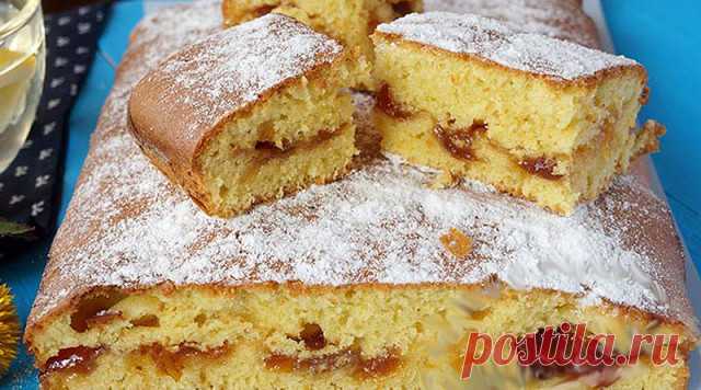 Воздушный и безумно вкусный пирог на скорую руку: не стыдно и к праздничному столу предложить!