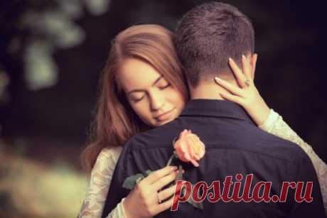 Берегите счастье, как зеницу ока.
Даже если трудно, если жизнь жестока.
Берегите душу — доброты
истоки,
Берегите дружбу — вы не
одиноки.
Сохраните веру — будете
богаче,
И любовь с надеждой —
будете с удачей.
Берегите землю — в ней вся наша сила.
Верность ей храните, нас она вскормила.
Отыщите в жизни верную
дорогу,
Чтоб вела вас к храму, чтоб
вела вас к Богу.
Не замёрзнет сердце, не умрет до срока,
Если мудрость пьёте из
родных истоков.