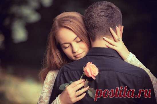 Берегите счастье, как зеницу ока.
Даже если трудно, если жизнь жестока.
Берегите душу — доброты
истоки,
Берегите дружбу — вы не
одиноки.
Сохраните веру — будете
богаче,
И любовь с надеждой —
будете с удачей.
Берегите землю — в ней вся наша сила.
Верность ей храните, нас она вскормила.
Отыщите в жизни верную
дорогу,
Чтоб вела вас к храму, чтоб
вела вас к Богу.
Не замёрзнет сердце, не умрет до срока,
Если мудрость пьёте из
родных истоков.