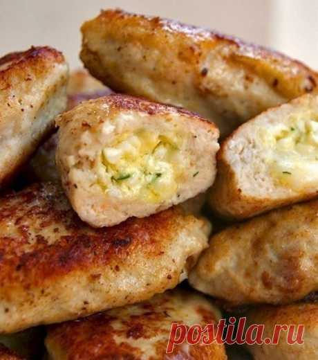 Котлеты с очень вкусной начинкой!

Понадобится:
Для фарша:
-500 куриного фарша
-1 луковица
-1-2 зубчика чеснока
-хлеб (по вкусу)
-1 яйцо
-соль,перец

Для начинки:
-100-150 г сыра натереть на мелкой терке (у меня моцарелла)
-2 вареных яйца натереть на мелкой терке
-петрушку и укроп мелко нарезать
-2 ст ложки сливочного масла комнатной температуры
- можно добавить любимые приправы

Приготовление:

Приготовить начинку

Приготовить фарш. У меня получился жидковатый. Может быть...