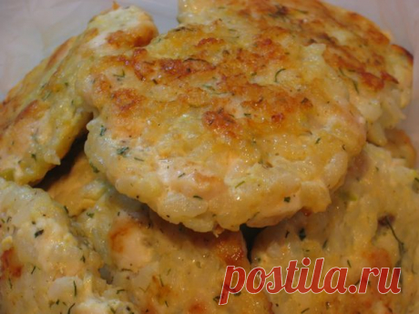 Рубленые куриные котлеты с рисом и перцем.