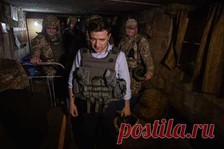Зеленский анонсировал выделение «значительной» помощи Украине. Украинский лидер Владимир Зеленский рассказал, что договорился с мировыми лидерами о выделении Киеву «значительной» помощи. Вечером в пятницу, 25 февраля, он побеседовал с президентом Франции Эммануэлем Макроном, канцлером Германии Олафом Шольцем, американским лидером Джо Байденом.