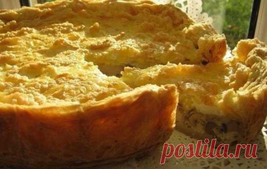 Безумно вкусно-нежный пирог с курицей, грибами и сырной корочкой.
Очень вкусный пирог! Начинка ароматная и пикантная. Сырная корочка такая нежная и отлично маскирует начинку! Не пирог,а Загадка.;)
Вам потребуется:
Слоёное тесто - 500 гр.
Грудка куриная - 350 гр.(нарезать полосками)
Грибы шампиньоны - 300-500 гр.(нарезать крупно)
Лук репчатый - 2 шт.(250 гр.)(нарезать кубиком).
Маринад:
Сметана жирная- 4 ст.л.
Желтки яиц - 4 шт.
Горчица любая(на ваш вкус) - 2 ч.л.
Чеснок - 2