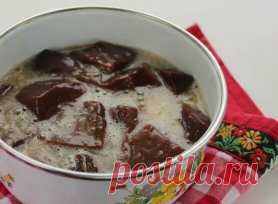 Самый вкусный рецепт печени! Печень получается мягкой, сочной, нежной!
ИНГРЕДИЕНТЫ
600 г говяжьей печени
1 яйцо
3 зубчика чеснока
1 ч. л. сахара
1 ч. л. соли (без горки)
0,5 ч. л. соды
1 луковица
масло растительное для жарки
мука кукурузная для панировки
ПРИГОТОВЛЕНИЕ
Печень вымой, обсуши, удали пленку и нарежь крупными кусочками.
Приготовь маринад: в миске взбей яйцо с солью, сахаром, содой и чесноком, пропущенным через пресс. Залей полученной смесью кусочки печени и оставь мариноваться в холо