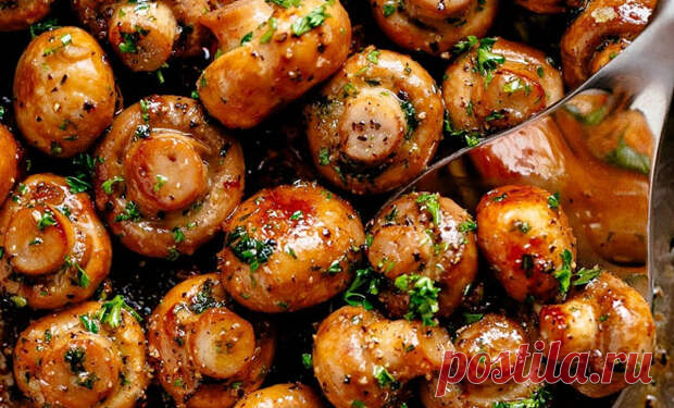 Смешиваем грибы с чесноком и жарим: по-старому уже не хотят - Steak Lovers - медиаплатформа МирТесен Привычные грибы приобретают совсем новый вкус, стоит их соединить с чесноком. Готовятся они почти так же, как и раньше – просто теперь мы пожарим чеснок перед тем, как добавим на сковороду грибы. Чеснок измельчаем и как только растаит масло, запускаем на сковороду. Он сразу же даст вкус маслу,
