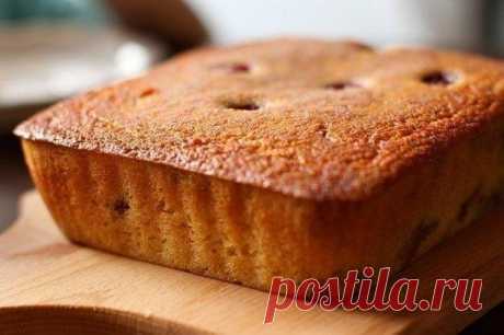 Манник  =)         1 стакан манки....1 стакан сахара....1 стакан муки....120г. сметаны....3 яйца....1 чайн.л разрыхлителя