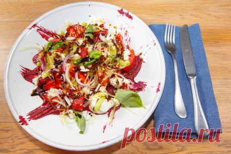 Творчество в чистом виде! Салат из томатов с клубникой и фетой — Вкусные рецепты