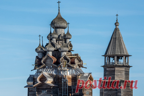 В Кижах после реставрации открыли знаменитую деревянную церковь. На острове Кижи в Онежском озере открыли после реставрации древнюю деревянную церковь Преображения Господня. В реставрации участвовали около 100 специалистов. На то, чтобы покрыть главки храма, потребовалось изготовить более 35 тысяч лемешин — осиновых черепичек — по древней технологии с помощью плотницкого топора.