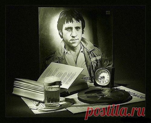 День памяти ВЛАДИМИРА ВЫСОЦКОГО
...25 июля 1980 года. Высоцкого хоронила, казалось, вся Москва, хотя официального сообщения о смерти не было - в это время проходила московская Олимпиада. Только над окошком театральной кассы было вывешено скромное объявление: 