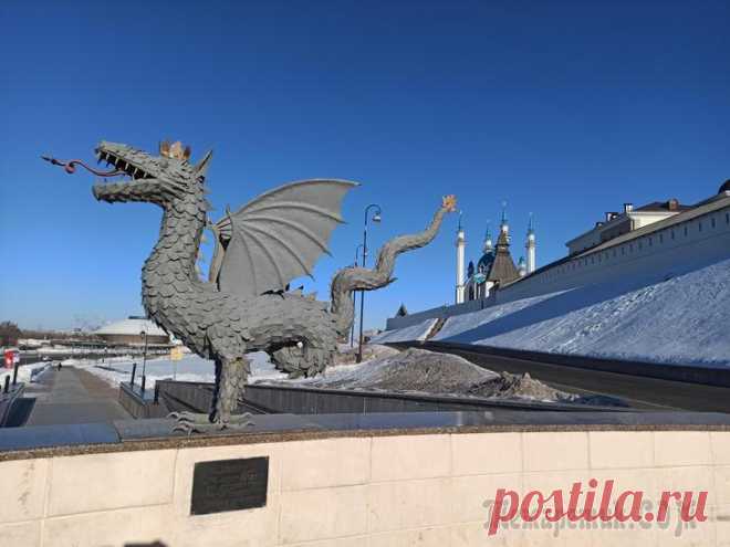 Март. Двенадцать месяцев 2022 Казань.В Казань я приехала в дни празднования 8 марта. Ехала из Москвы поездом. На билет в одну сторону хватило бонусов РЖД. Было очень холодно. Голуби прятались в подземном переходе и сидели, как зас...