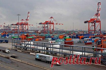 Названо неочевидное последствие рецессии в США для мира. Генеральный директор аналитического агентства «БизнесДром» Павел Самиев заявил, что рецессия в США неизбежно отразится на мировой экономике. К очевидным последствиям можно отнести снижение спроса на ресурсы и другие товары, к неочевидным и парадоксальным — возможный переход инвесторов в американские ценные бумаги.