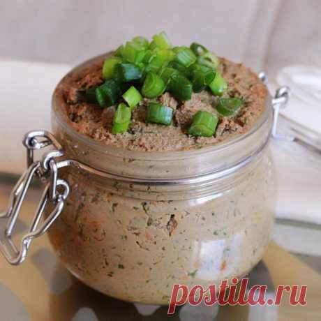 ВКУСНЕЙШИЕ "НАМАЗКИ-ПАСТЫ" НА ХЛЕБ

ПАШТЕТ ИЗ КУРИНОЙ ПЕЧЕНИ

Ингредиенты:⠀⠀⠀⠀⠀⠀⠀⠀⠀ ⠀⠀⠀⠀⠀ ⠀⠀⠀⠀⠀⠀⠀⠀⠀⠀⠀⠀⠀⠀⠀⠀⠀⠀⠀⠀⠀⠀
Куриная печень 350 г
Морковь 100 г
Репчатый лук 50 г
Сливочное масло 50 г (дать постоять при комнатной температуре 20-25 минут)
Укроп (или другая зелень) 15 г (измельчить)
Приправы по вкусу (у меня были чёрный перец и зира)
Вода 130 мл
⠀⠀⠀⠀⠀⠀⠀⠀⠀
Печень и лук порезать. Морковь потереть на терке.
Выложить на сковороду печень, морковь, лук, приправы. Налить воду и ...