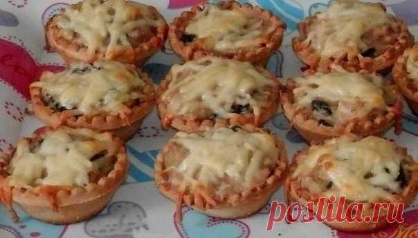Жюльен в тарталетках

Ингредиенты:
- 400 гр куриной грудки (вареная) 
- 400 гр шампиньонов (свежие) 
- 2 головки лука
- 300 гр сыра (сливочный, не очень твердый) 
- 500 мл сливок (20%) 
- 2 ст. ложки пшеничной муки