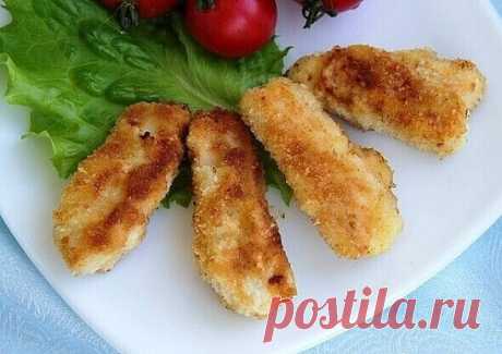 Куриные наггетсы. 
 
Чтобы куриная грудка получилась сочной и вкусной, можно приготовить из нее наггетсы. 
 
Благодаря панировке, мясо в наггетсах остается сочным и нежным. Для вкуса в панировку можно добавить тертый твердый сыр или молотые орехи. 
 
Нам потребуется: 
Куриная грудка – 1 шт., 
Яйцо – 1 шт., 
Мука – 3 ст. ложки, 
Сухари панировочные – 5 ст. ложек, 
Масло растительное для жарки, 
Соль, перец – по вкусу. 
 
Куриное филе отделите от кости и порежьте на крупные ...