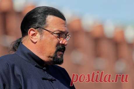 Стивен Сигал назвал себя русским на миллион процентов. Участвующий в учредительном съезде Международного движения русофилов актер Стивен Сигал заявил, что является на сто процентов русофилом и на миллион процентов русским. Сигал добавил, что его отец по происхождению был русским. «Моя мать также была погружена в русскую культуру», — подчеркнул артист.