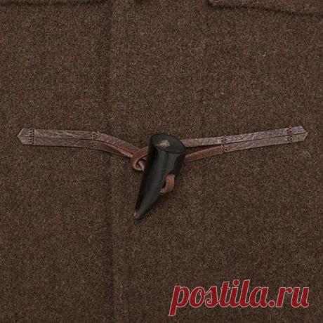 Mydufflecoat.ru - Дафлкот застегивается на четыре пуговицы, формой напоминающие клыки.