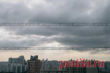 City view, gray clouds sky (2020 год) Редакционное фото, фотограф Ilaronsia / Фотобанк Лори
