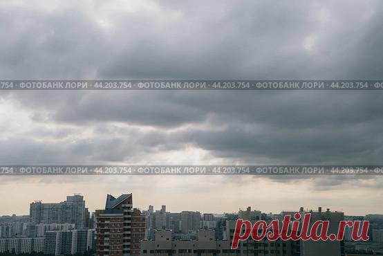 City view, gray clouds sky (2020 год) Редакционное фото, фотограф Ilaronsia / Фотобанк Лори