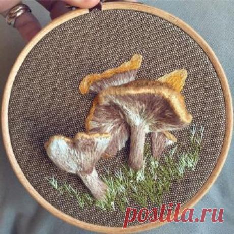 Лето - сезон грибов.
Кто-то открывает на них охоту, а кто-то вышивает