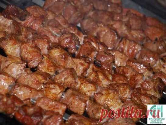 Фантастически мягкое мясо на шашлыки за полчаса. Сохрани себе на страницу, чтобы не потерять этим летом! 
3 способа: 
1. Рецепт весьма прост. На 2 кг мяса — 1 большой киви или 2 маленьких. Спелые разминаем руками и перемешиваем с мясом, а твёрдые киви режем на мелкие кусочки и тоже перемешиваем с мясом. Специи и лук — как любите. Мясо всегда становилось мягким всего за полчаса!!! 
2. Два граната (желательно не гранатовый сок, а именно гранат), либо стакан сока, 2/3 стакана сухого красного вин