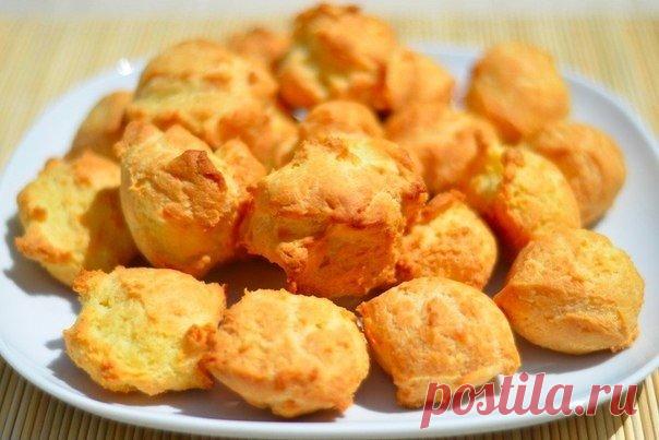 Эклеры

Время приготовления - 15 минут
Время выпекания - 45 минут

Ингредиенты:

Масло сливочное — 100 г
Яйцо — 4 шт.
Мука — 180 г
Соль — 1/2 ч.л.
Вода — 250 мл
Заварной крем — опционально

Приготовление:

1. Подготовить ингредиенты.
2. Доведите воду до кипения, растопите в воде масло и добавьте соль.
3. Добавьте туда муку. Тщательно перемешайте деревянной лопаткой.
4. Как только тесто начнет отходить от стенок, скатается в комок, поварите его ещё пару минут и снимите с ог...