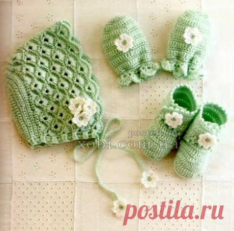 вязаный чепчик, пинетки и рукавички
