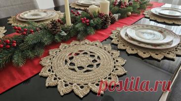 Вязание крючком: мастер-класс салфетки «Рождественский круг» для украшения новогоднего стола
В русской культуре круг всегда был символом единства, целостности и вечного цикла природы. Особенно зимой, когда праздники озаряют дом светом свечей, рождественские и новогодние традиции делают стол центром тепла и уюта. С давних времён семьи украшали стол особым образом: скатертью с вышивкой, самодельными салфетками и подставками под блюда — чтобы подчеркнуть торжественность момен...