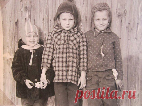 Когда мы были маленькими, мы не парились по поводу того, что нам одеть. Нас одевали родители.
И смотря на свои детские фотографии, я вижу, что родители тоже особо не парились