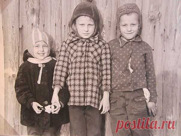 Когда мы были маленькими, мы не парились по поводу того, что нам одеть. Нас одевали родители.
И смотря на свои детские фотографии, я вижу, что родители тоже особо не парились