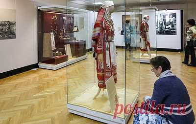 В Чебоксарах открыли выставку старинной чувашской одежды и обрядовых предметов. Она приурочена ко Дню чувашской вышивки, который является государственным праздником в регионе и отмечается 26 ноября