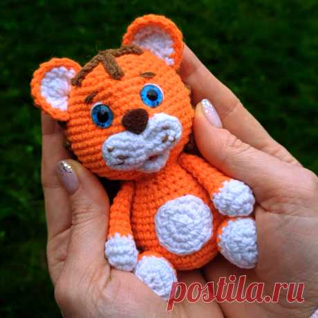 PDF Тигрёнок символ 2022 года крючком. FREE crochet pattern; Аmigurumi animal patterns. Амигуруми схемы и описания на русском. Вязаные игрушки и поделки своими руками #amimore - тигр, маленький тигрёнок, котик, кот, кошечка, кошка, котенок.