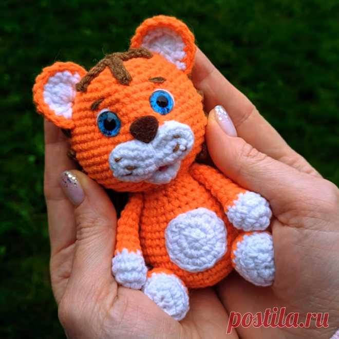 PDF Тигрёнок символ 2022 года крючком. FREE crochet pattern; Аmigurumi animal patterns. Амигуруми схемы и описания на русском. Вязаные игрушки и поделки своими руками #amimore - тигр, маленький тигрёнок, котик, кот, кошечка, кошка, котенок.