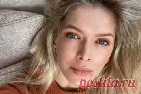Провокация звезды: Вера Брежнева обнажила грудь на Мальдивах 
39-летняя Вера Брежнева обнародовала провокационное селфи. Певица предстала перед зеркалом в одних трусиках. 

Исполнительница хита «Нирвана» отдохнула на Мальдивах. Артистка отправилась туда вместе с сестрой Викторией и подругами. Звезда решила провести время в формате девичника. Брежнева вдоволь насладилась местной кухней и природой. Она остановилась в роскошном отеле The Ritz-Carlton Maldives, на территории к...