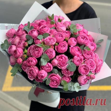 Букет "Мисти" из кустовых пионовидных роз в стильной дизайнерской упаковке