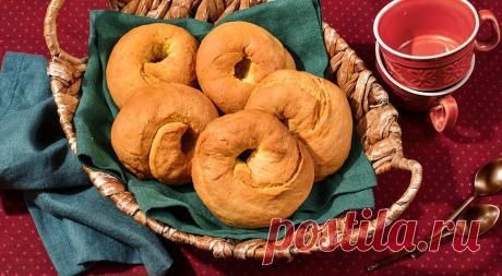 Простые мягкие калачики на сметане с тонкой золотистой корочкой, которые легко приготовить без дрожжей.